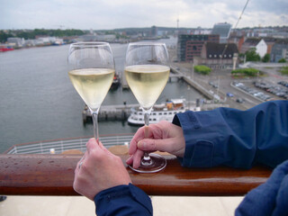 Fotoeindruecke zum Thema Kreuzfahrt auf einem Kreuzfahrtschiff mit lebendigem Bordleben.