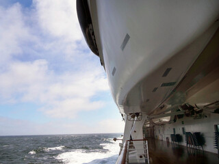 Fotoeindruecke zum Thema Kreuzfahrt auf einem Kreuzfahrtschiff mit lebendigem Bordleben.