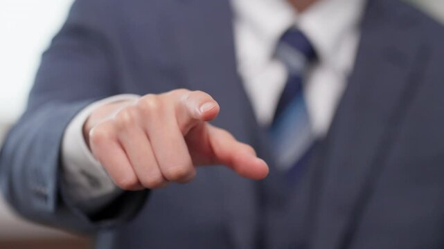 指差しをするビジネスマンの手元
