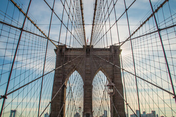 Detalles arquitectónicos del famoso puente de Brooklyn en New York, USA. Cableado y arcos de piedra vistos desde abajo, desde el paso peatonal, en uno de sus dos pilares, el más cercano a Manhattan.