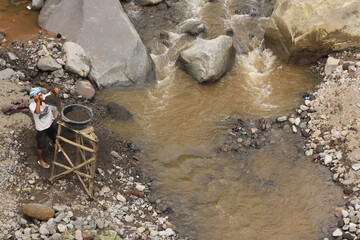 miners take sand and gravel from the river with simple tools and methods
