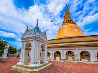 Fototapeta premium Phra Pathom Chedi temple in Nakorn pathom province Thailand