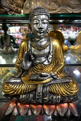 Obraz premium A Buddha statue standing on display in a souvenir shop