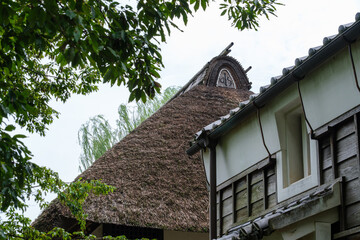 茅葺屋根と白壁
