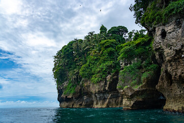 Obraz premium Tropical Island in Panama’s Caribbean Coastline with Lush Greenery, Rugged Cliffs, and Diverse Wildlife Surrounded by Turquoise Ocean Waters – Perfect for Nature and Adventure Photography