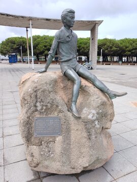 ASTURIAS, ESPA&Ntilde;A - 18 DE AGOSTO DE 2024: Monumento en memoria de 1100 ni&ntilde;os evacuados a la URSS del '' Gij&oacute;n Musel'' con sus profesores y educadores durante la guerra civil en 1937. Vista lateral.
