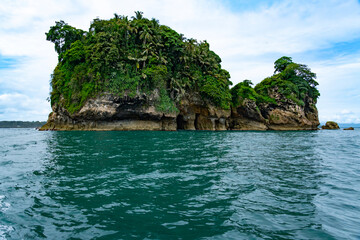 Fototapeta premium Tropical Paradise of Isla de los Pájaros, Panama, A Scenic Haven with Lush Vegetation, Wildlife, and Exotic Coastal Rock Formations in the Caribbean Sea
