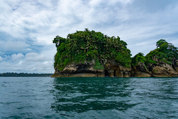 Obraz premium Tropical Island in Panama’s Caribbean Coastline with Lush Greenery, Rugged Cliffs, and Diverse Wildlife Surrounded by Turquoise Ocean Waters – Perfect for Nature and Adventure Photography