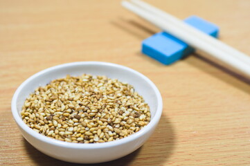 和のテイスト漂う「ゴマと割りばし（sesame seeds and chopsticks）」