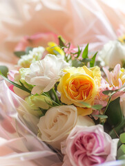 Obraz premium A beautiful bouquet of flowers featuring vibrant yellow roses, delicate white blooms, and soft pink petals, creating cheerful and uplifting atmosphere