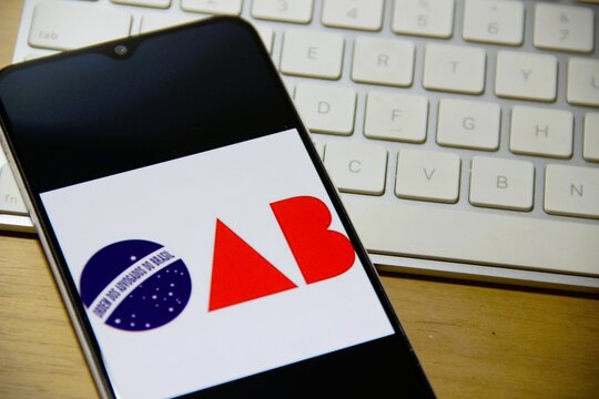 OAB - Ordens dos Advogados do Brasil - A Ordem dos Advogados do Brasil (OAB) &eacute; a entidade m&aacute;xima de representa&ccedil;&atilde;o dos advogados brasileiros e a respons&aacute;vel pela regulamenta&ccedil;&atilde;o da advocacia.