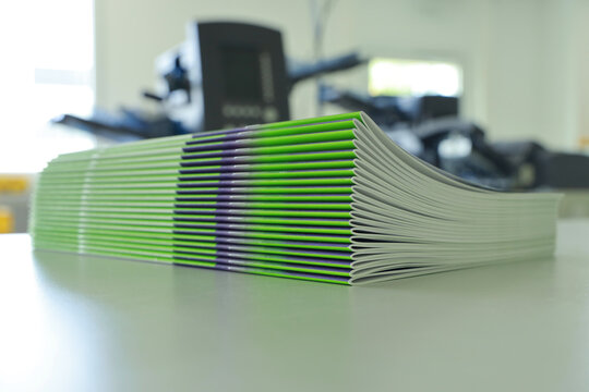 Stitched printing brochures in the bookbindery or print shop. Print sorted with spine. Lettershop or bookbinder.	
