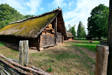 Gr&oacute;d w Biskupinie &ndash; stanowisko archeologiczne na Pojezierzu Gnieźnieńskim we wsi Biskupin w wojew&oacute;dztwie kujawsko-pomorskim. Na podstawie badań drewnianych bali stwierdzono, że 50% użytych do budowy g