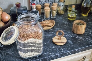 glas mit cerealien und gewürzen in der küche