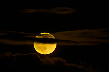 雲に隠れる十五夜の満月