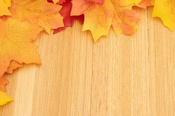 Obraz premium Fall leaves on wood autumn background