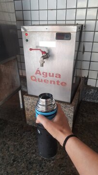 bebedouro de &aacute;gua quente em posto de combust&iacute;vel
