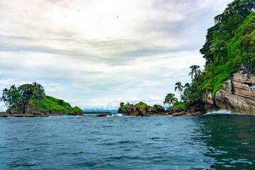 Obraz premium Tropical Paradise of Isla de los Pájaros, Panama, A Scenic Haven with Lush Vegetation, Wildlife, and Exotic Coastal Rock Formations in the Caribbean Sea