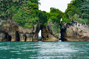 Stunning Tropical Scenery of Isla de los Pájaros in Bocas del Toro, Panama Featuring Lush Vegetation, Wildlife, and Dramatic Coastal Rock Formations in the Caribbean Sea