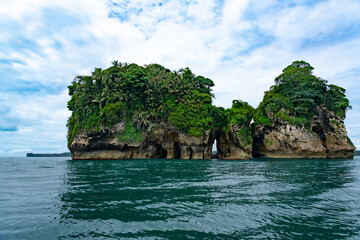 Obraz premium Stunning Tropical Scenery of Isla de los Pájaros in Bocas del Toro, Panama Featuring Lush Vegetation, Wildlife, and Dramatic Coastal Rock Formations in the Caribbean Sea