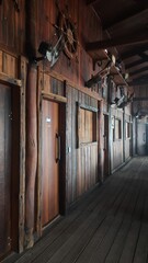 portas de madeira enfileiradas em casa rustica