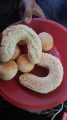 prato com chipa e pão de queijo 