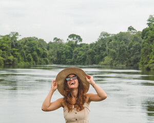 mulher sorrindo em beira de rio em hotel de selva em alta floresta, mato grosso 