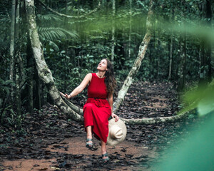 mulher sentada em balanço de cipós na amazônia