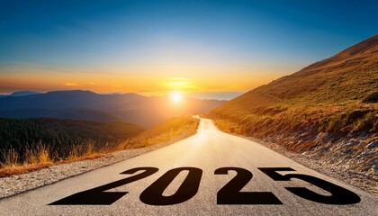 Bonne année 2025 : concept de nouvelle année 2025 avec un lever de soleil sur une route droite et les chiffres 2025 en noir.