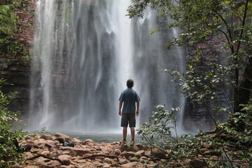 homem na cachoeira dos namorados, parque estadual da serra de ricardo franco, vila bela da...
