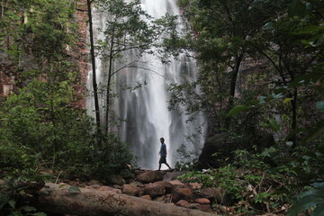 homem na cachoeira dos namorados, parque estadual da serra de ricardo franco, vila bela da...