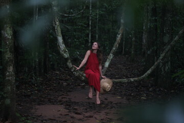 mulher em cipó formando balanço na floresta amazônica