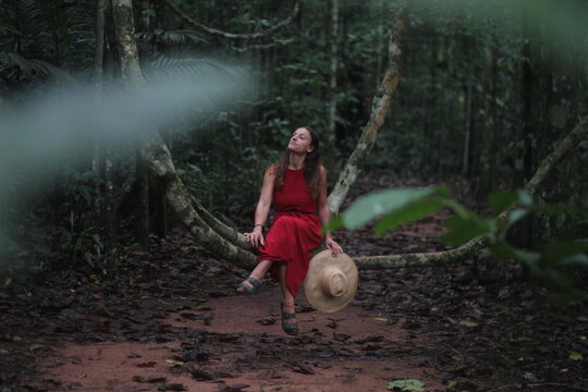 mulher em cip&oacute; formando balan&ccedil;o na floresta amaz&ocirc;nica