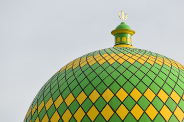 Beautiful mosque dome with yellow and green pattern © Cahyadi