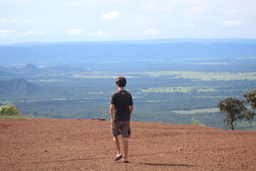 homem em mirante na chapada dos guimarães, mato grosso 