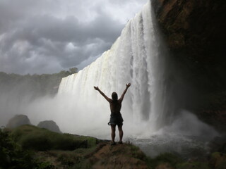 silhueta de mulher na cachoeira salto belo em campo novo do parecis, mato grosso 