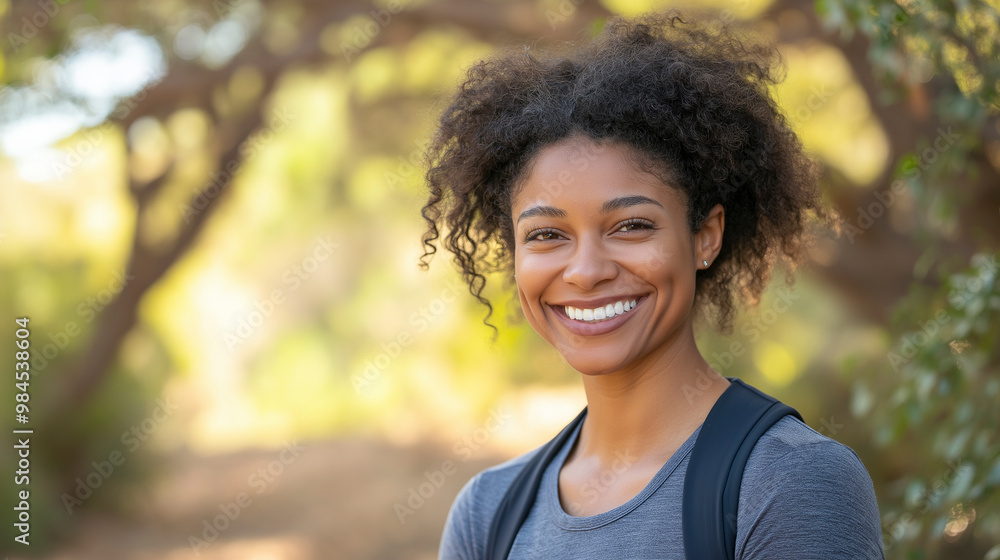 Wall mural Mulher confiante sorrindo ao ar livre com roupa esportiva