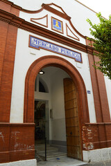 Mercado público. Rota, provincia de Cádiz, España. Azulejos y rótulo en la puerta de entrada del Mercado públoco municipal de Rota. Mercados de Andalucía.