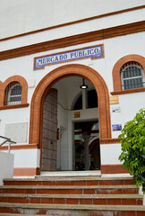Mercado público en Rota, provincia de Cádiz, España. Azulejos y rótulo en la puerta de entrada del Mercado municipal de Rota. Mercados de España.