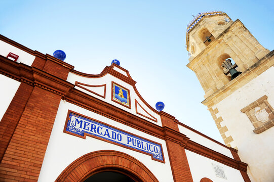 Mercado p&uacute;blico. Rota, provincia de C&aacute;diz, Espa&ntilde;a. Azulejos y r&oacute;tulo en la puerta de entrada del Mercado municipal de Rota. Mercados de Espa&ntilde;a.