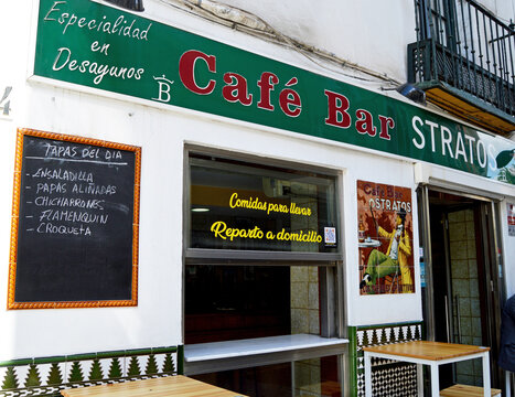 Caf&eacute; Bar Stratos en Sevilla, Andaluc&iacute;a, Espa&ntilde;a. Bar de tapas. Especialidad en desayunos. Tapas del d&iacute;a. Comida para llevar. Reparto a domicilio.