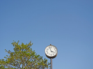 公園の時計と青空。