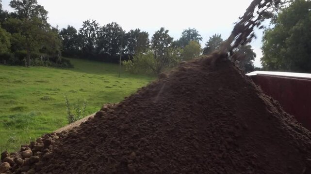 Erde wird w&auml;hrend der ernte ausgesiebt und &uuml;ber ein F&ouml;rderband abtransportiert