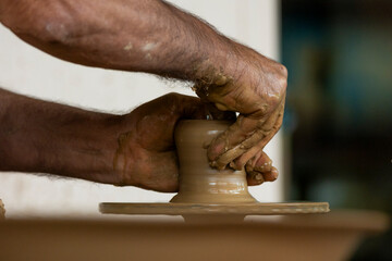 garncarstwo, ceramika, glina, dłonie, palce © RobertM