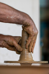 garncarstwo, ceramika, glina, dłonie, palce © RobertM