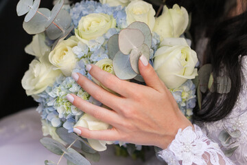 bouquet de flores azul e branco