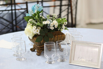 bouquet de flores azul e branco