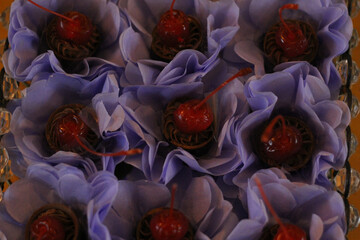 mesade bolo decorada com flores