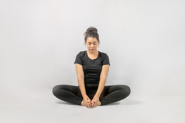 Joven mujer caucásica realiza ejercicios de estiramiento y Yoga buscando la paz mental