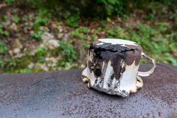 Decayed parts of the potty outside the metal.
